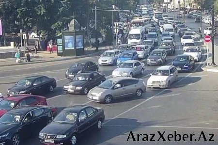 Bakının bir sıra yollarında nəqliyyatın sıxlığı müşahidə edilir - SİYAHI
