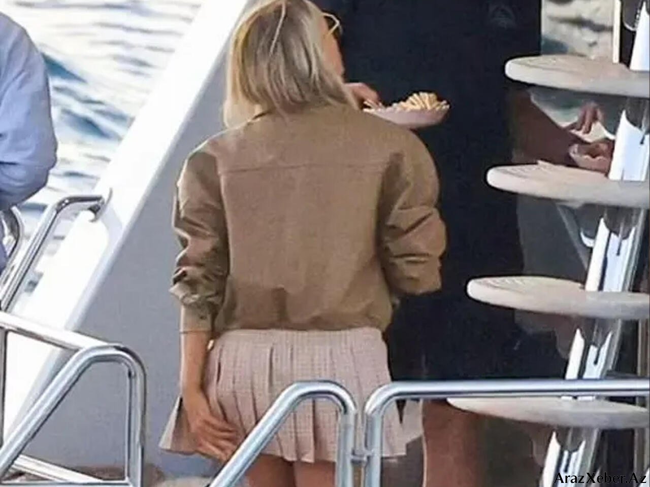 Qısa ətəyi aparıcıya küləkli havada çətin anlar yaşatdı - FOTO