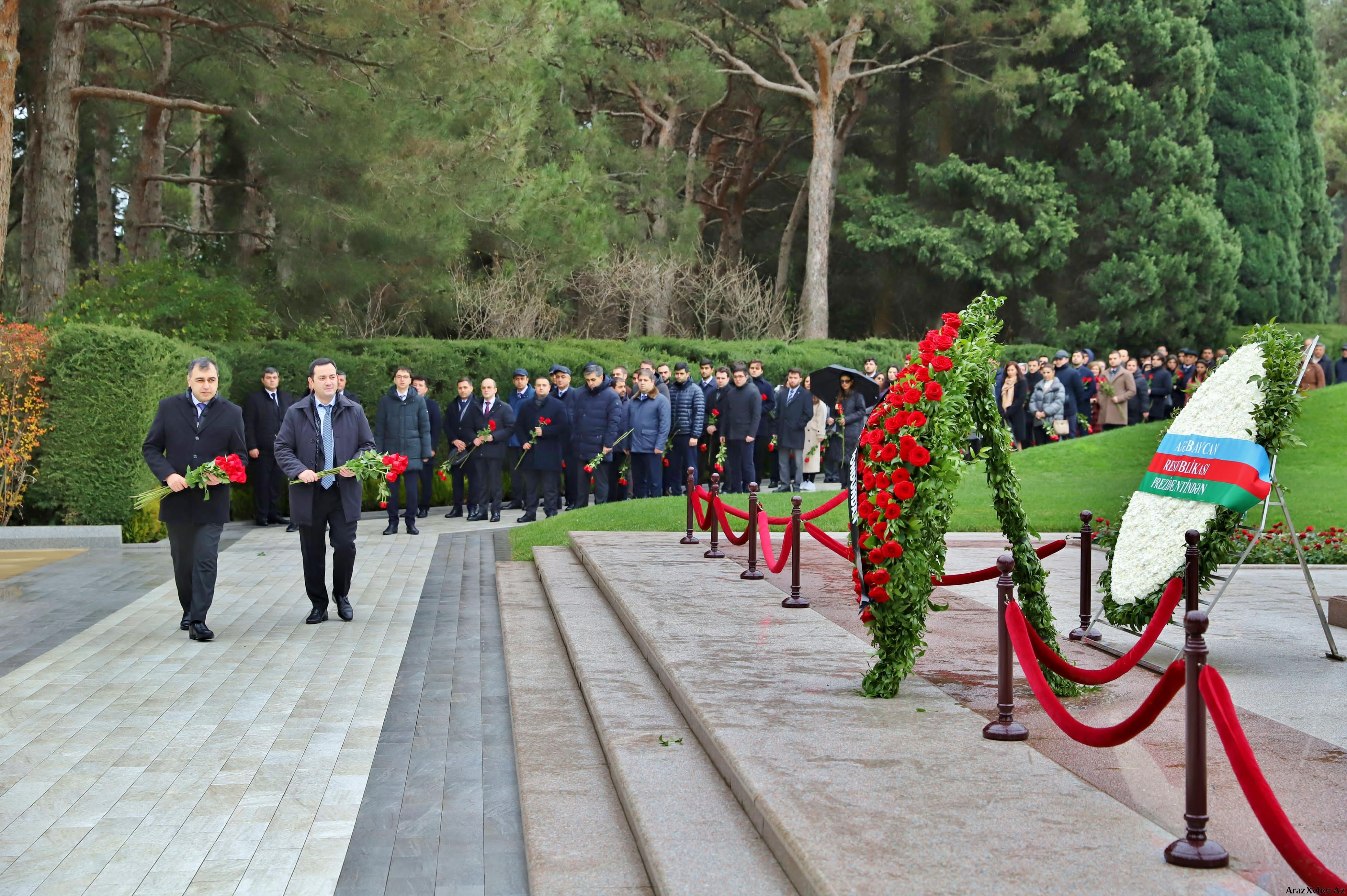 Dövlət Neft Fondunun kollektivi Ulu Öndərin xatirəsini yad edib