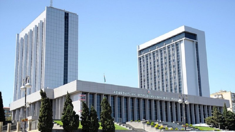 "Jurnalistlər istisna olmaqla hamı parlament binasına telefonla daxil ola bilir"