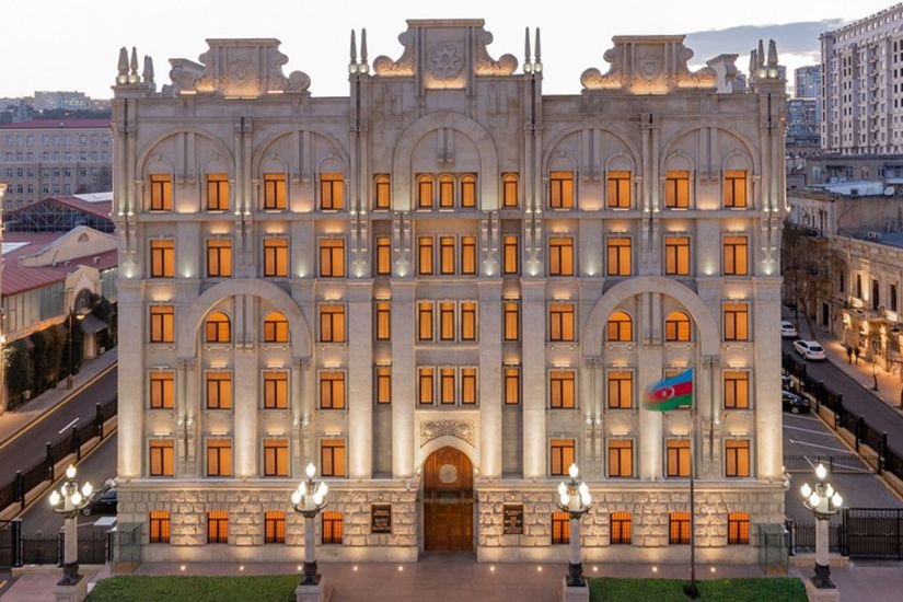 Qatara daş atılan zaman sərnişinlərin və qatar heyətinin həyatına ciddi təhlükə yaradır
