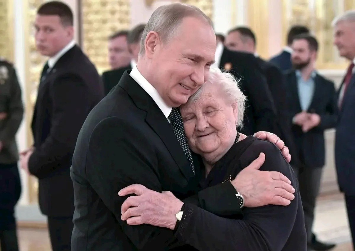 Putin ilk müəllimi ilə Kremldə şam etdi